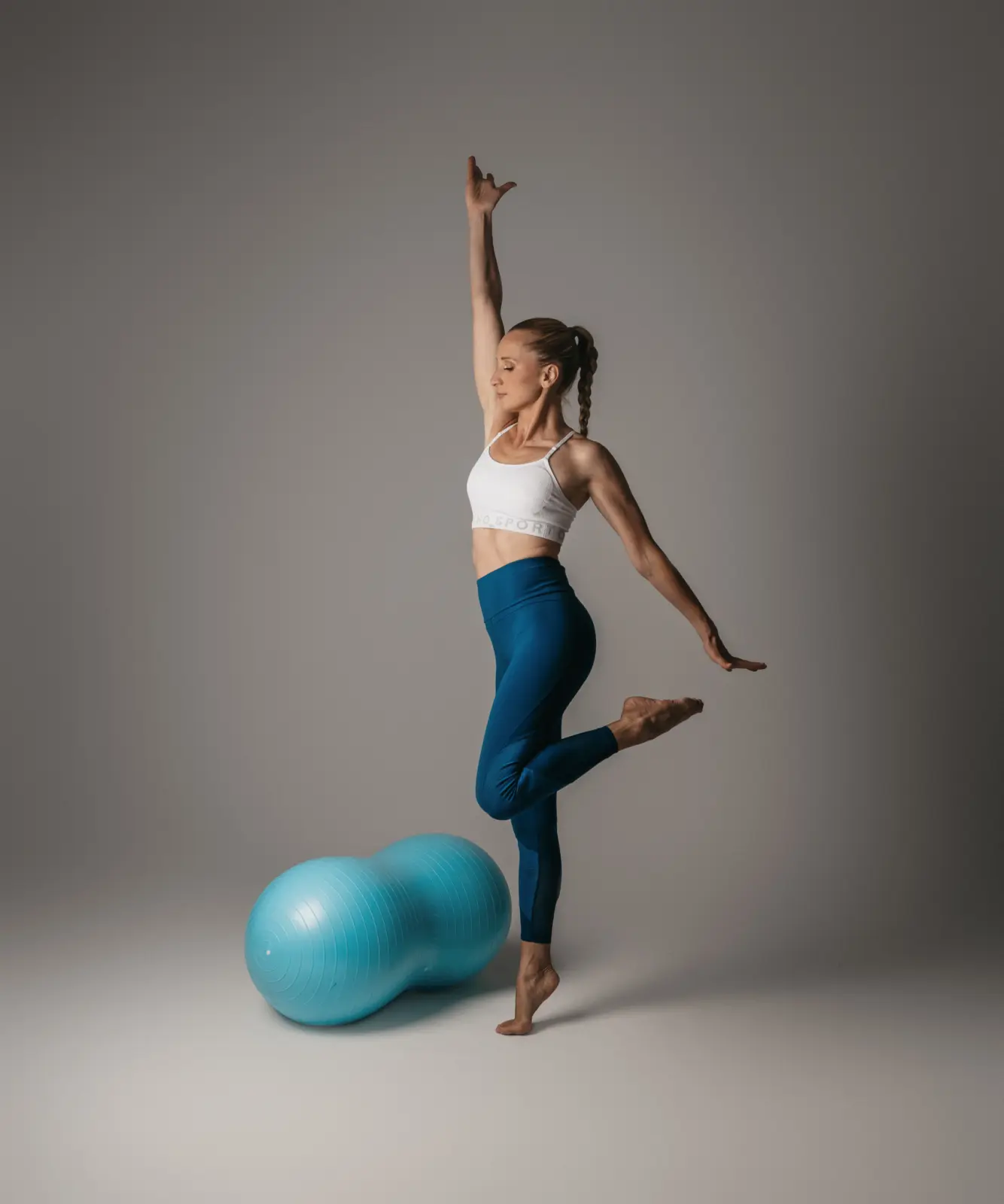 Vježba ravnoteže na jednoj nozi uz pilates loptu
